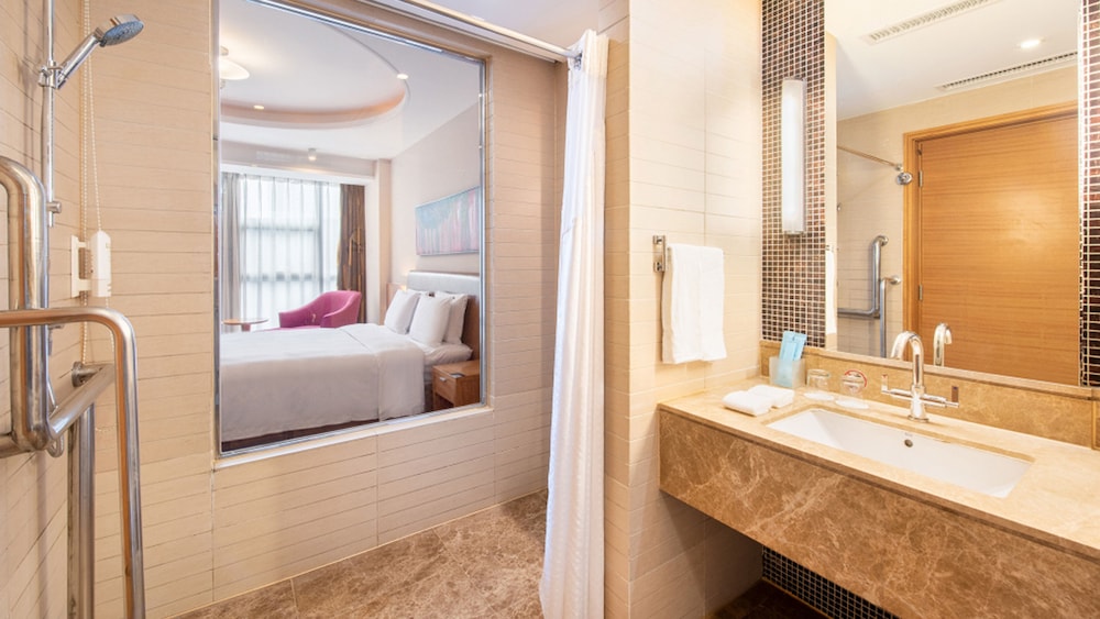 Suite, 1 King Bed - Photo 4