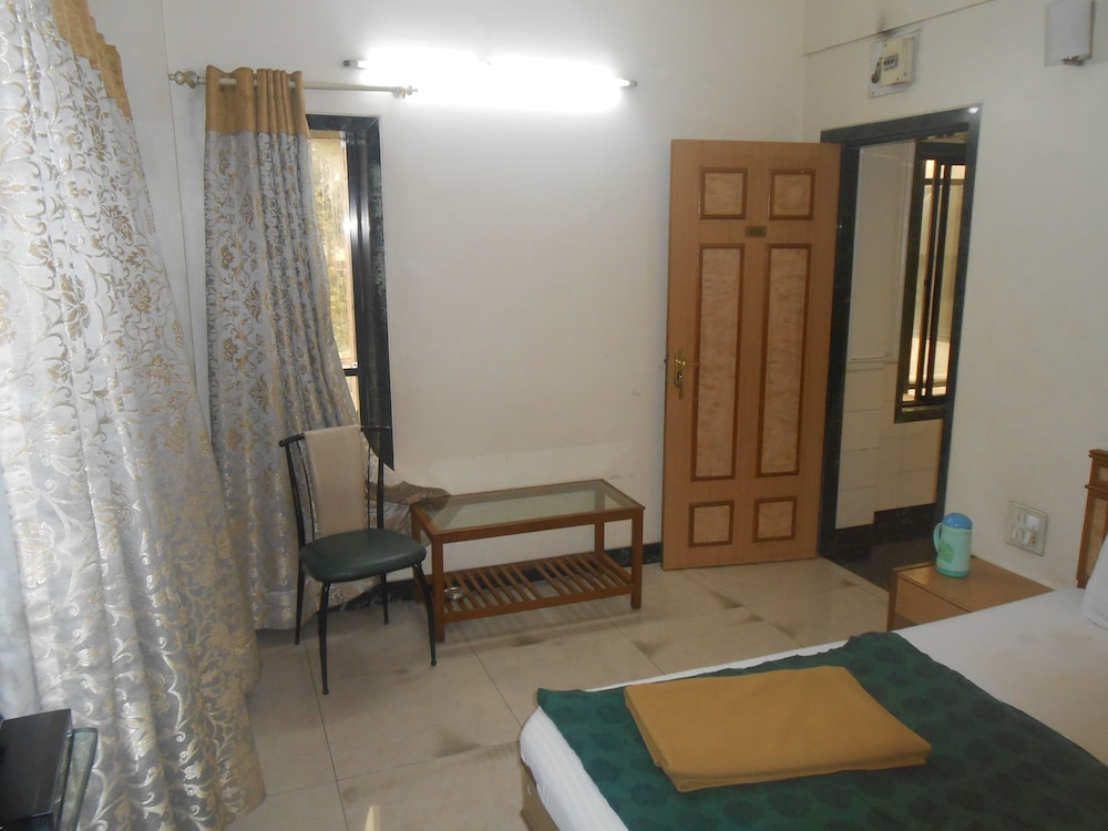Deluxe Room, 1 King Bed, Non Smoking, City View photo 2
