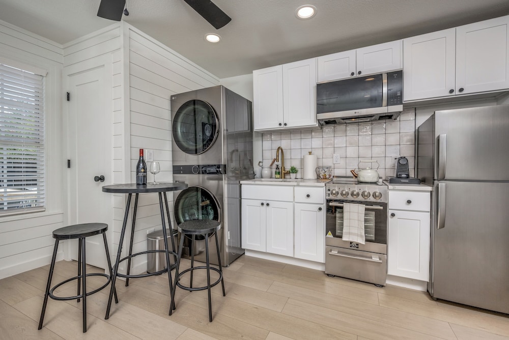 Studio, Kitchen, City View photo 3