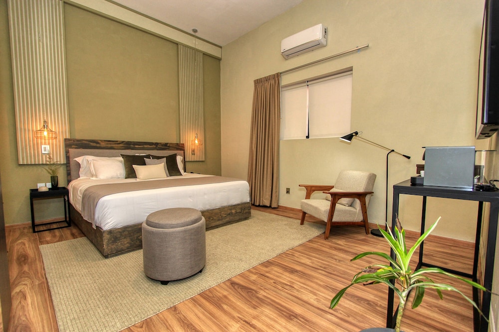 Deluxe Suite, 1 King Bed (Romero) photo 1