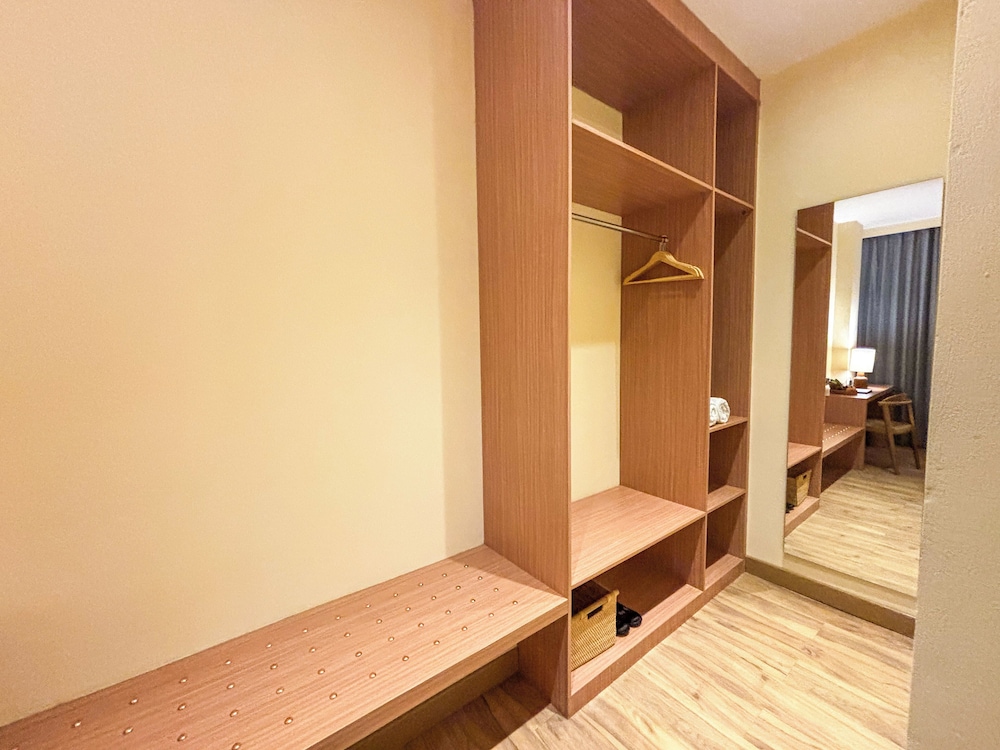 Suite, 1 Bedroom - Photo 7