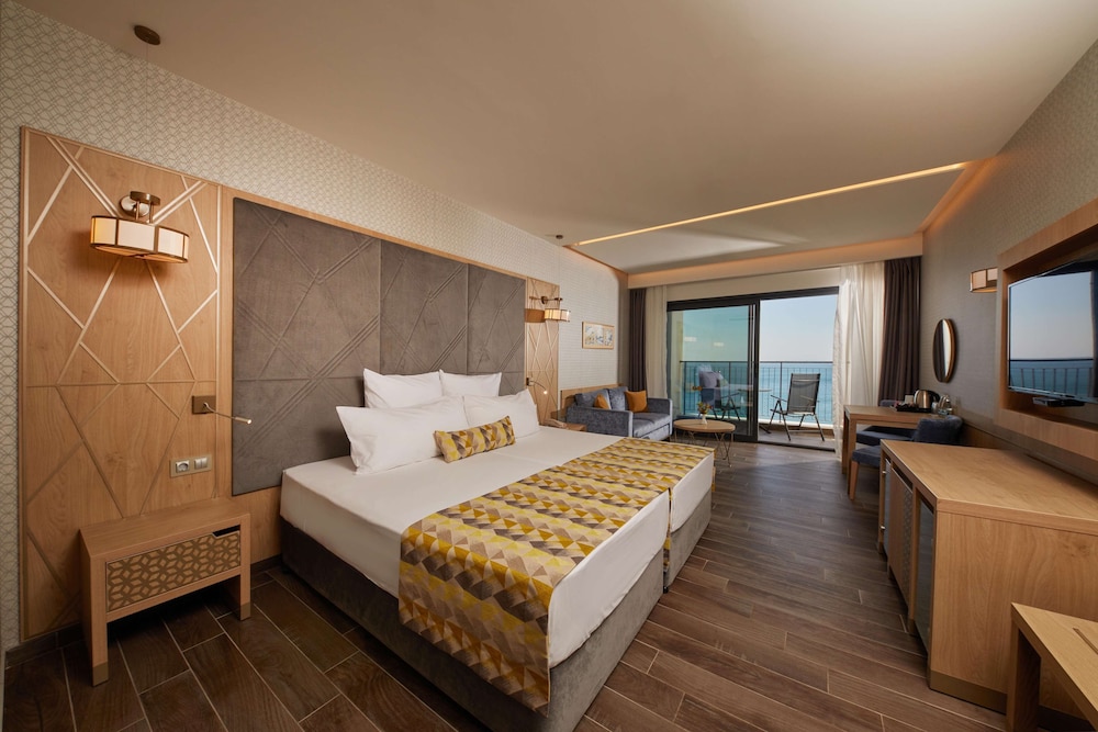 Deluxe Room, Balcony, Sea View photo 3