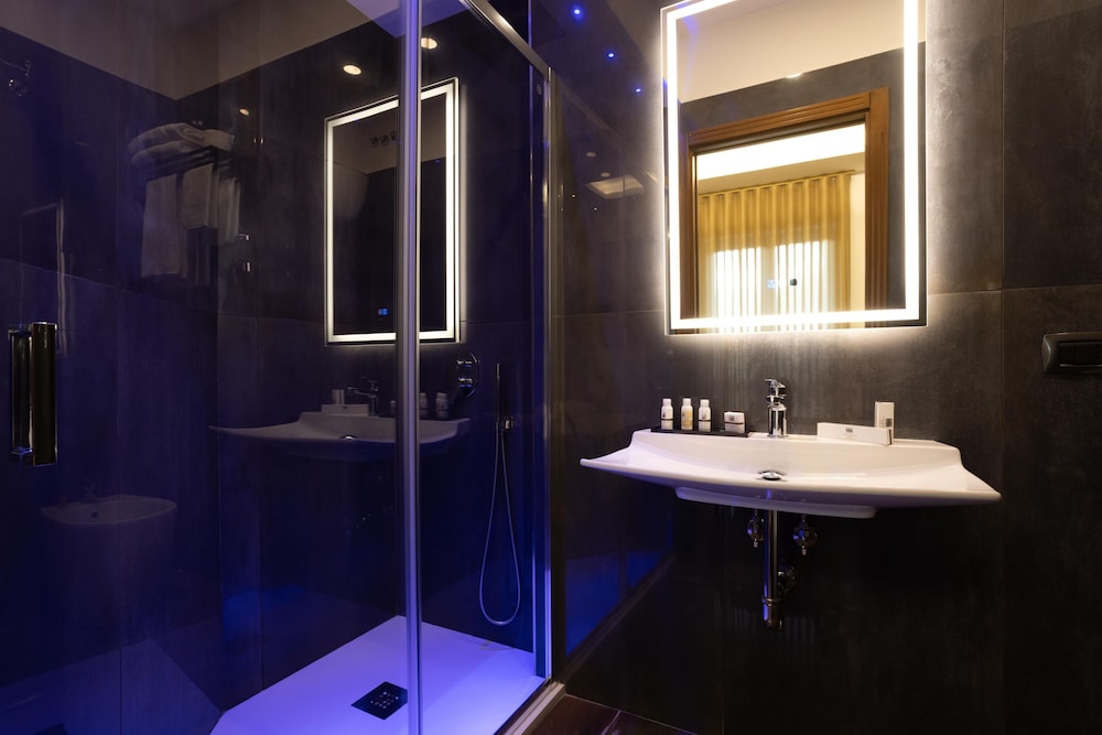 Deluxe Room, Balcony - Photo 11