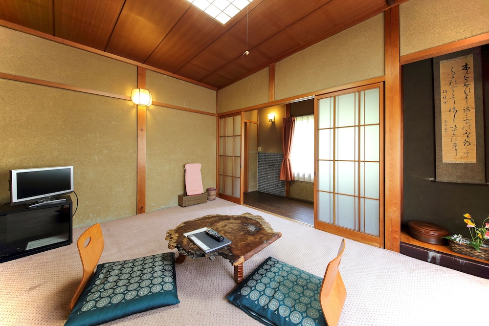Japanese-Style Room, 6 Tatami Mats, Older Building photo 1