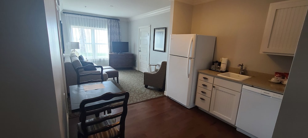 Suite, Bay View - Photo 1