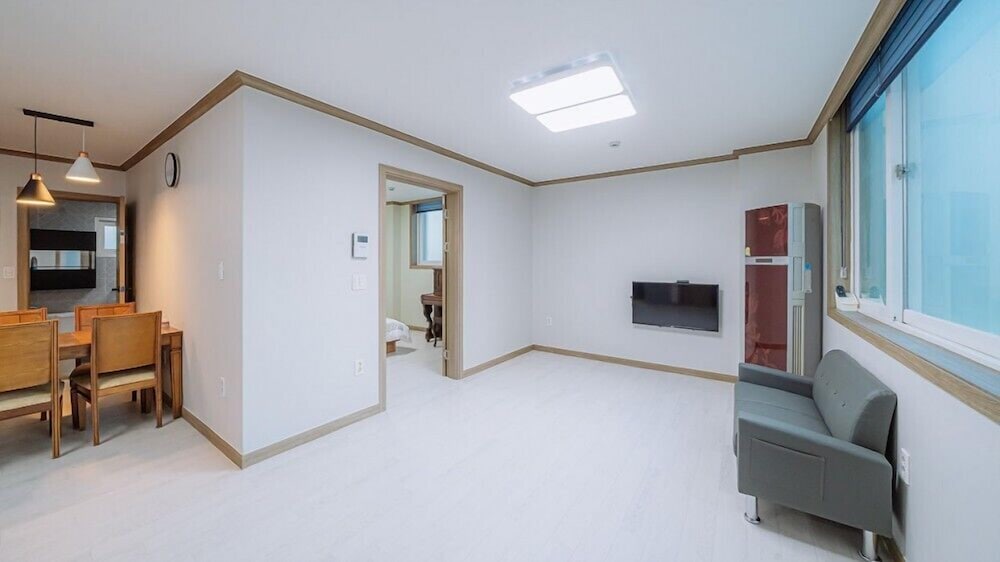 Room (Room 102) - Photo 7