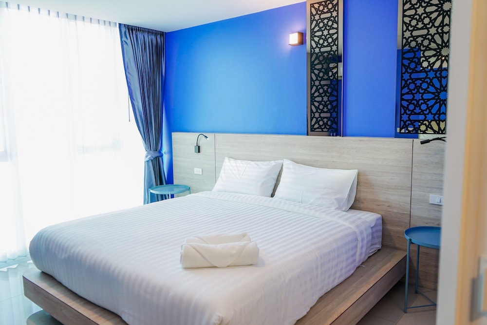 Standard King Bed - Photo 2