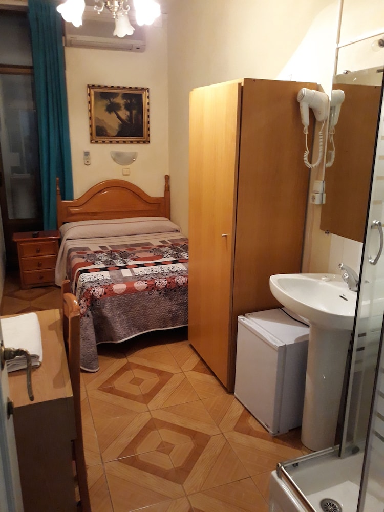 Basic Single Room, Shared Bathroom