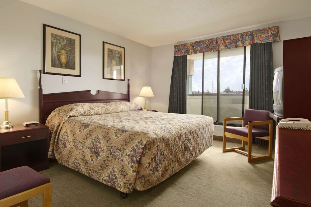 Standard Room, 1 King Bed - Photo 1