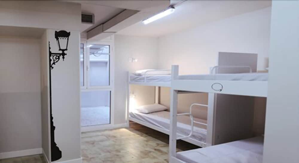 1 Cama en Dormitorio Compartido para 14 Personas