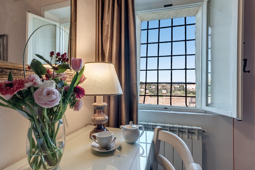 Classic Double Room, Garden View thumbnail 5