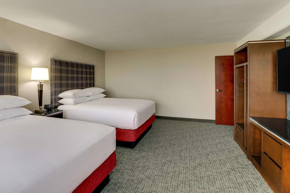 Deluxe Suite, 2 Queen Beds, Refrigerator & Microwave (2 Rooms, Upper Floor) photo 2