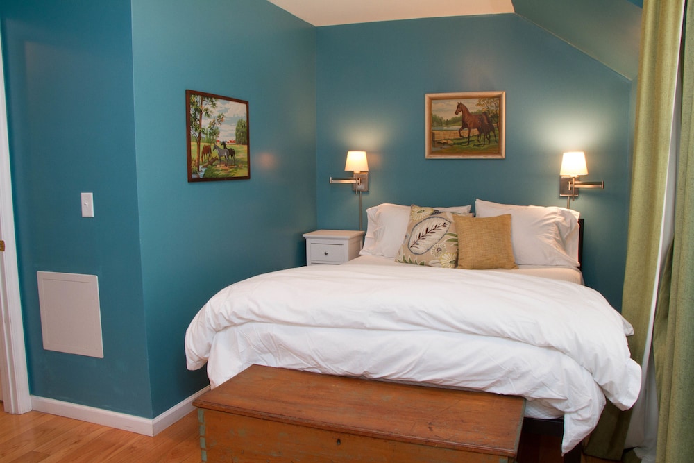 Suite, 1 Queen Bed with Sofa bed (The Tamarack Suite)