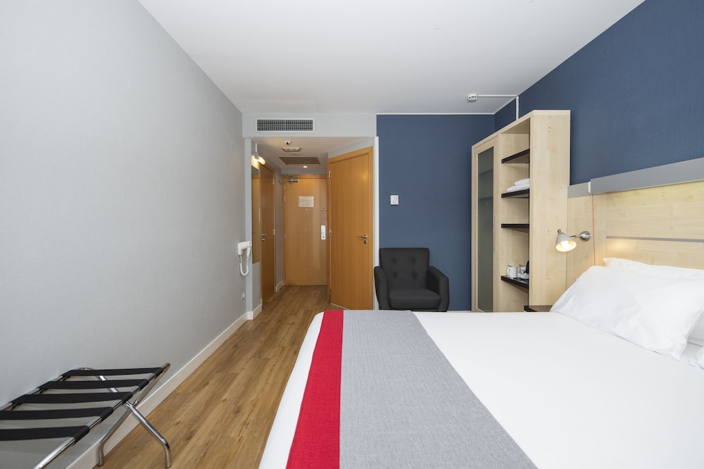 Standard Room, 1 Double Bed, Accessible (Free Breakfast) - Photo 1