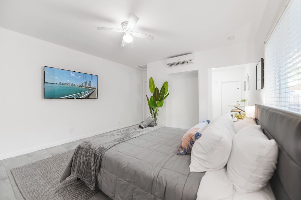 Standard Room, 1 Queen Bed photo 2