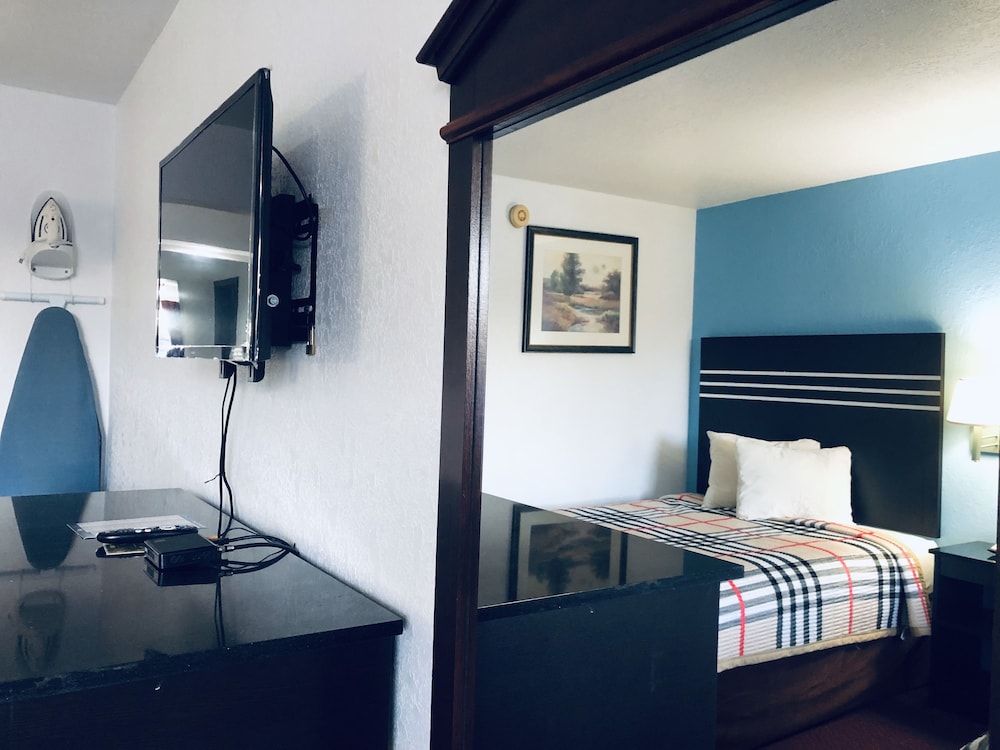 Studio, 2 Bedrooms, Kitchenette photo 2