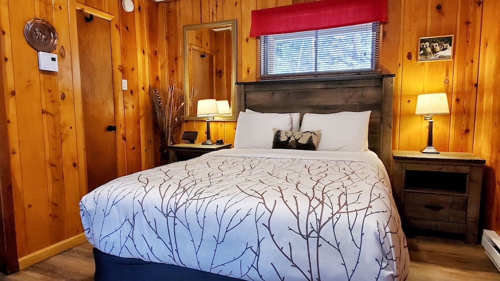 Deluxe River Lodge Queen Room