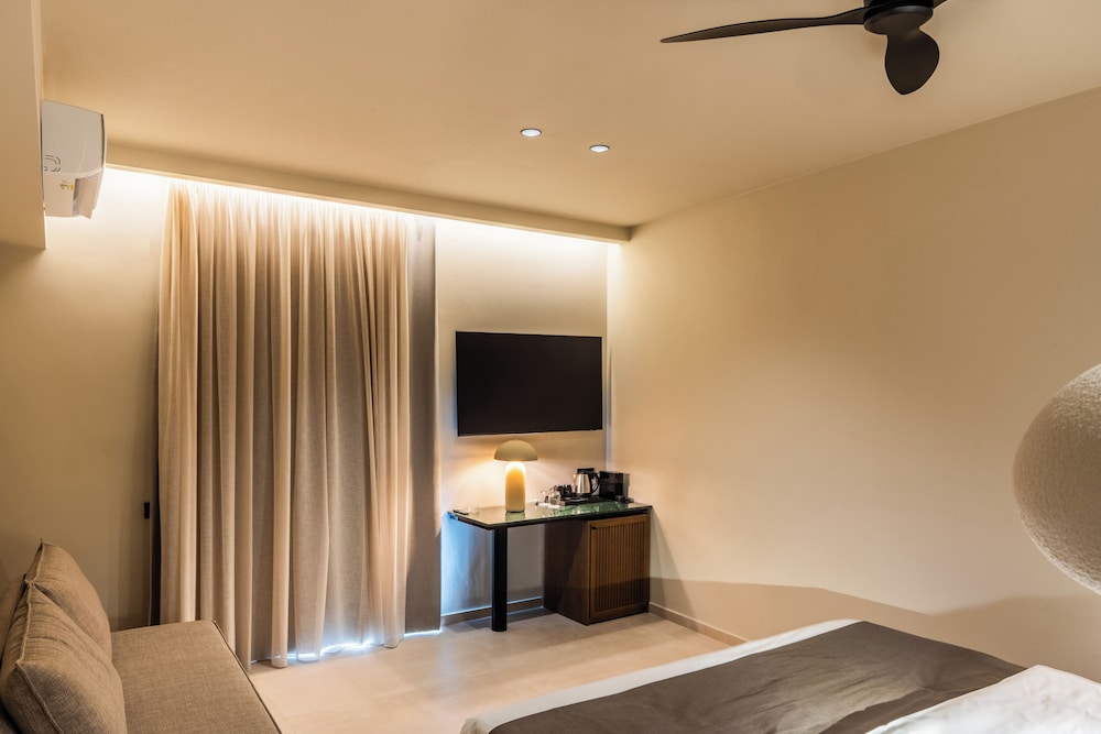 Deluxe Suite with Panoramic Sea View - Photo 3