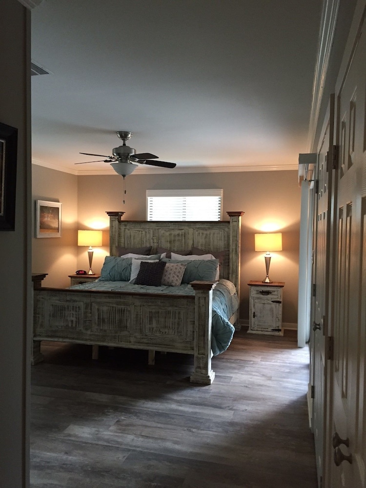Unit A - Condo, 3 Bedrooms, 2 Bath, 1 King, 2 Queens and 1 Sofa Bed - River View photo 2