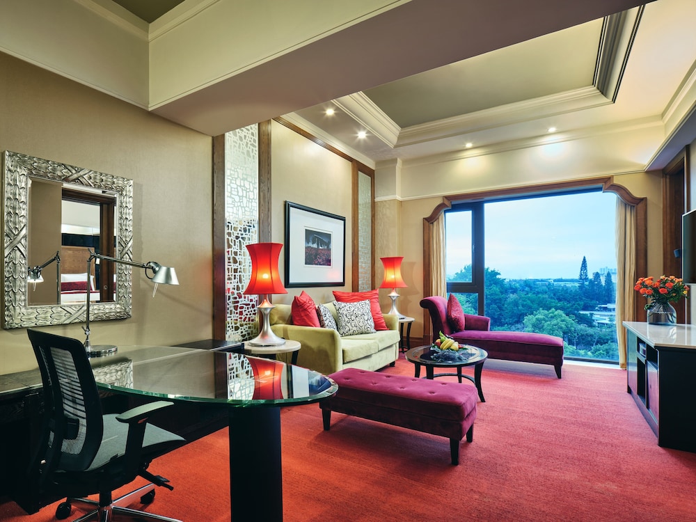 Suite, 1 Bedroom, Club Lounge Access, Pool View - Photo 3