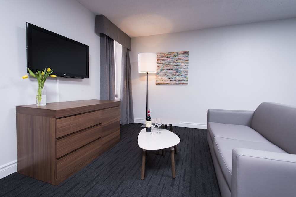 Suite, 1 King Bed, Whirlpool photo 3