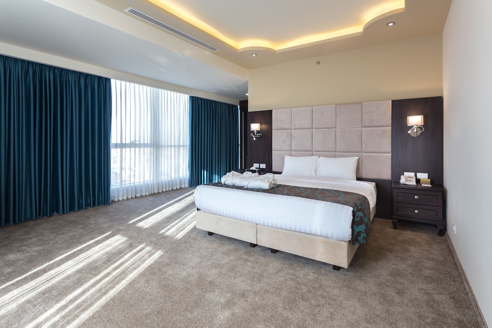 Executive Suite, 1 King Bed, City View