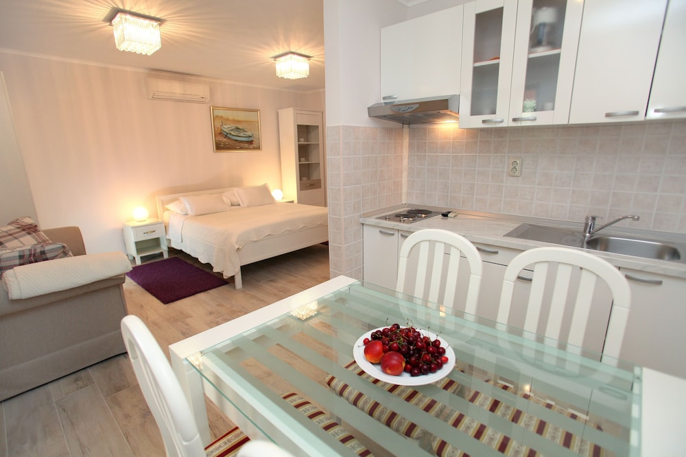 One Bedroom Apartment Annex With Terrace