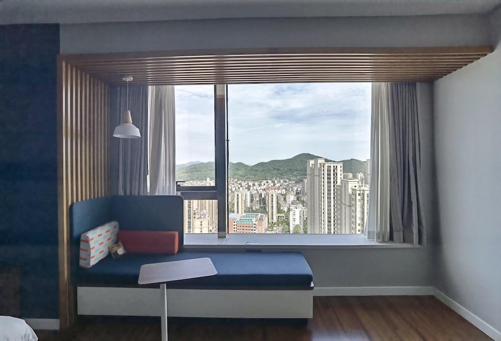 Standard Room, 1 King Bed - Photo 3