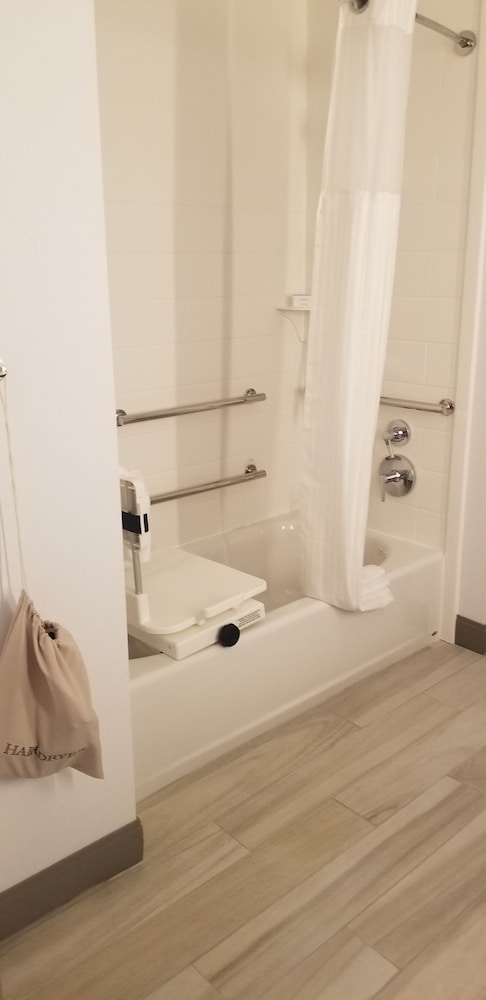 Room, 2 Queen Beds, Accessible, Bathtub (Hearing) - Photo 5