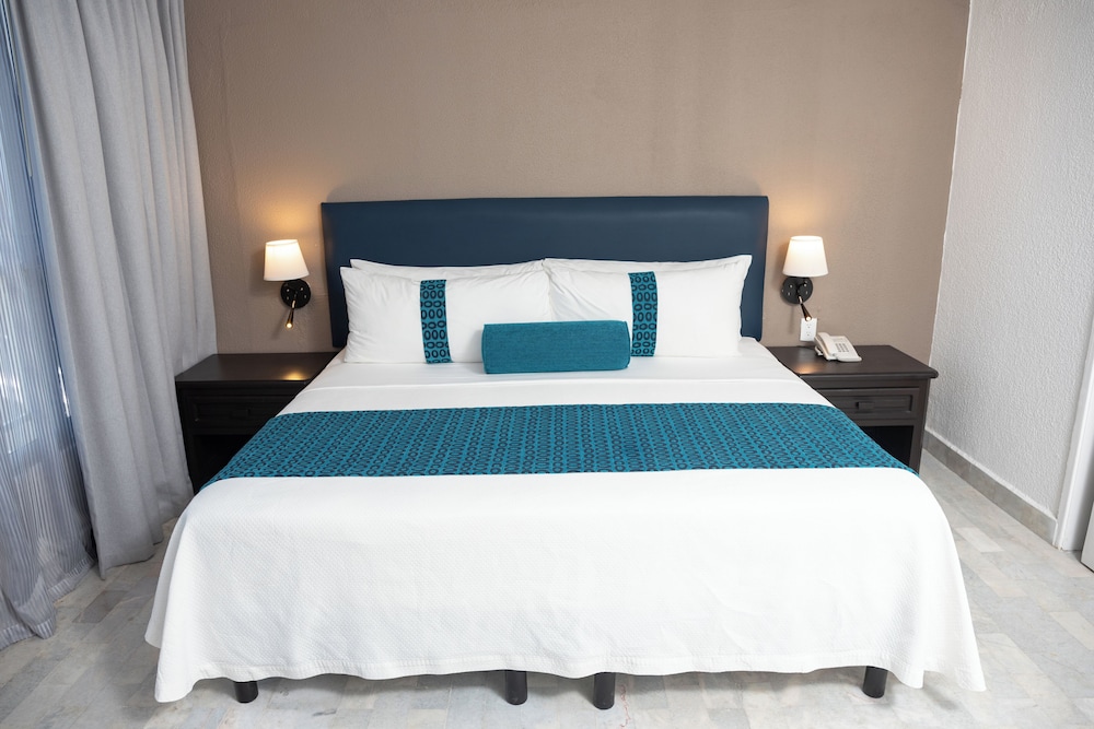 Standard Single Room, 1 King Bed, Partial Sea View - Photo 2