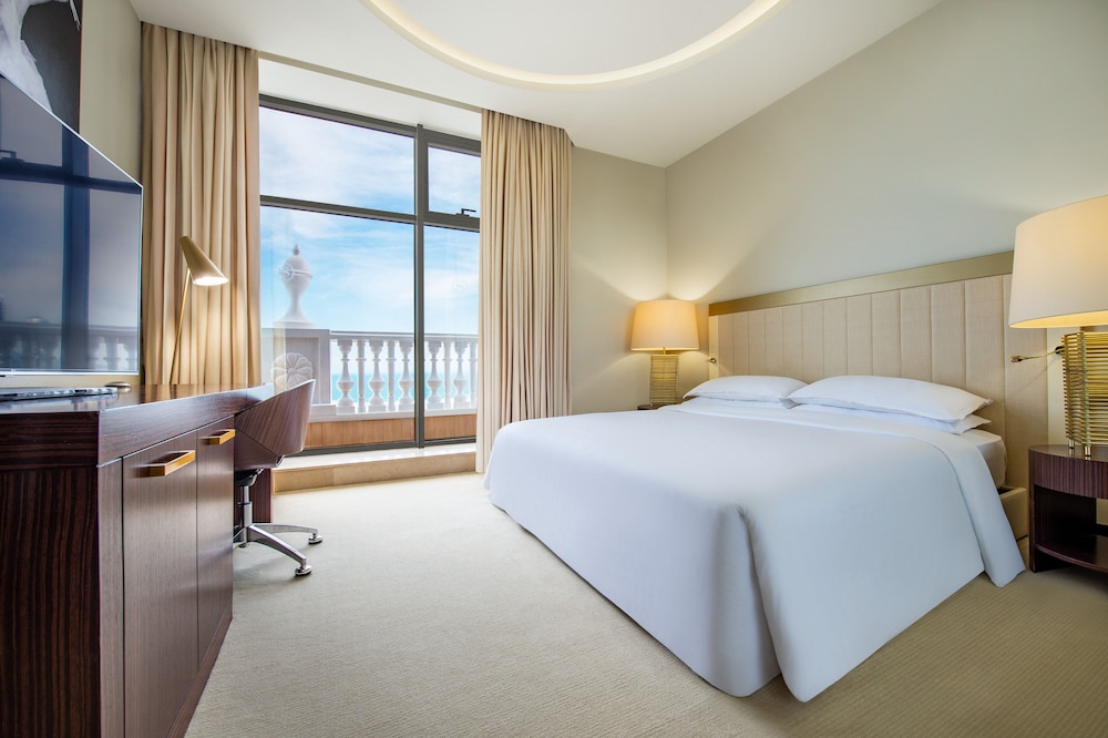 Club Suite, 1 King Bed, Terrace - Photo 4