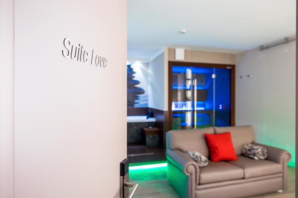Luxury Suite - Photo 12