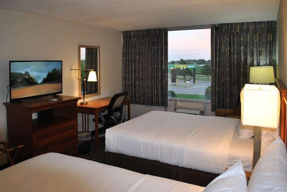 Deluxe Room, 2 Queen Beds, Non Smoking, Refrigerator & Microwave photo 2