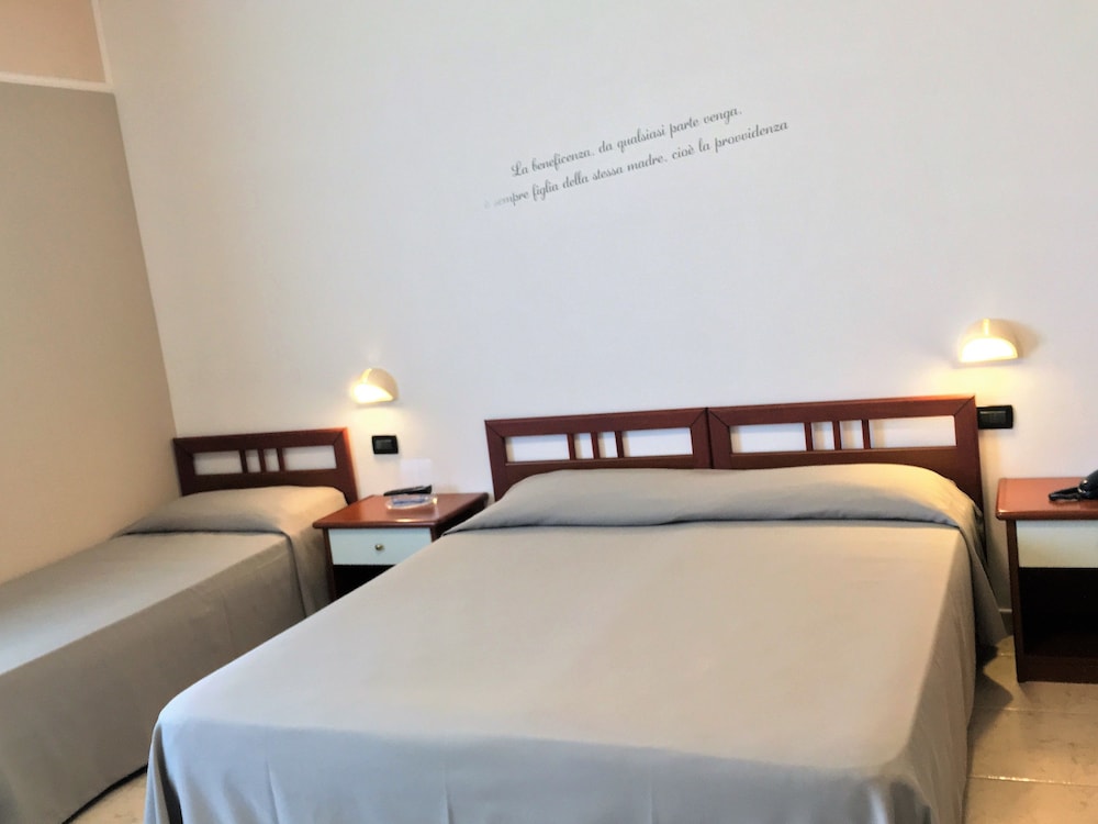 Double Room (with Extra Bed) photo 1