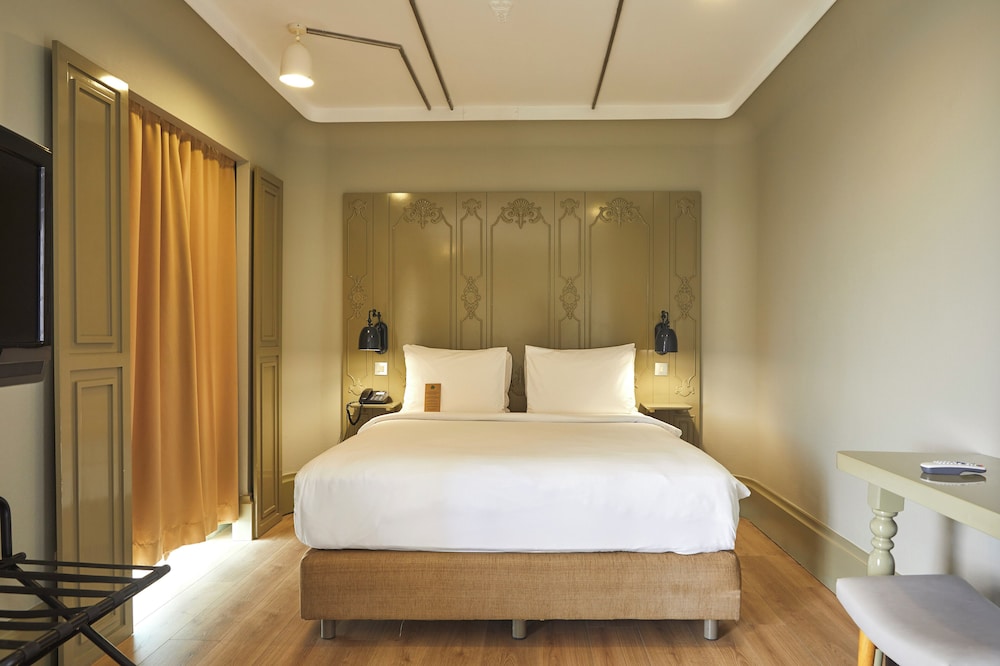 Deluxe Triple Room, City View photo 2