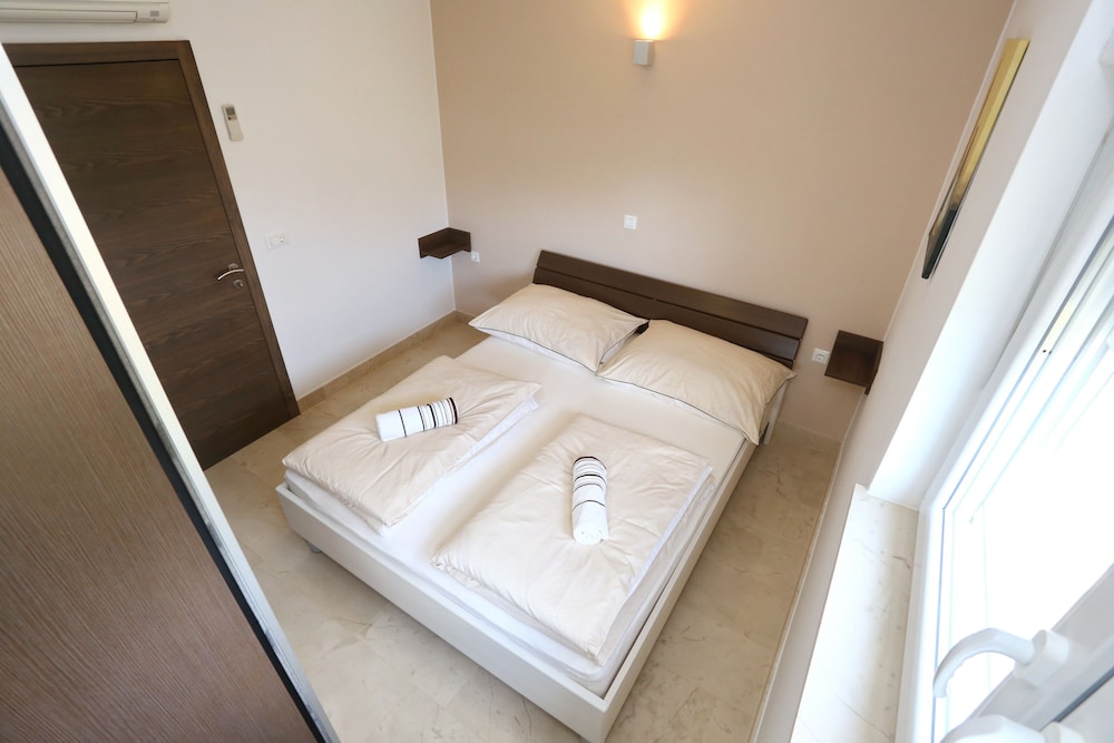 Family Apartment, 2 Bedrooms, Pool Access, Garden Area