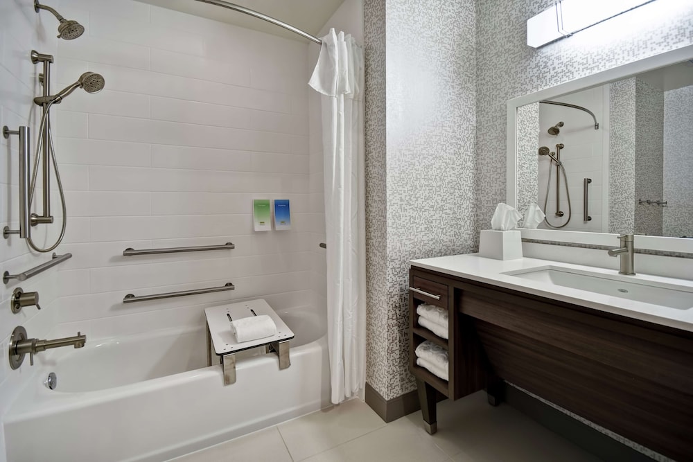 Studio, 1 King Bed, Accessible, Bathtub - Photo 7