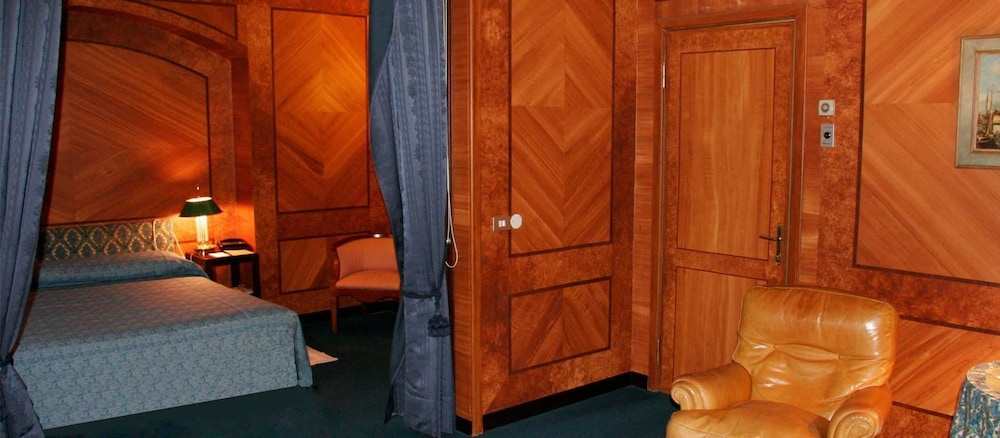 Junior Studio Suite, 1 Queen Bed photo 1