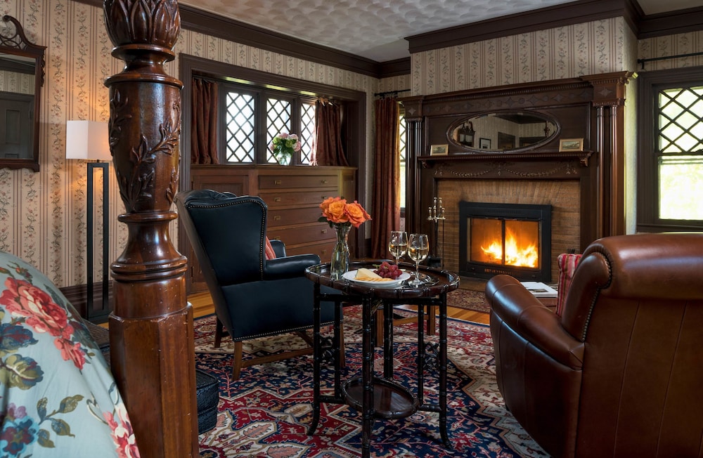 Luxury Suite, 1 King Bed, Balcony, Garden View photo 2