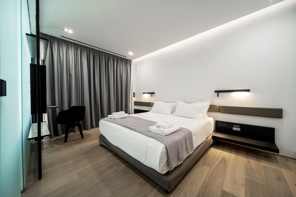 Executive Suite, 1 Bedroom, Jetted Tub (Front View, 303) photo 1