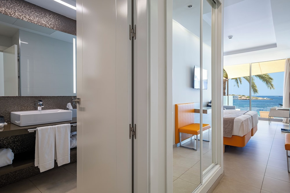 Premium Double Room, Jetted Tub, Oceanfront - Photo 2