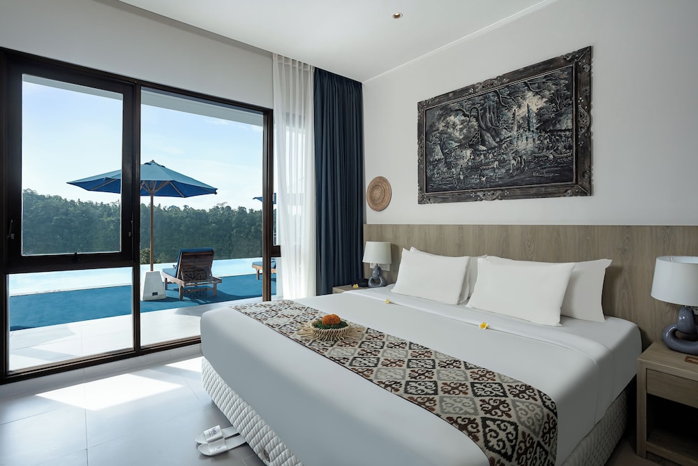 Suite with Pool View and Free Afternoon Tea - Photo 1