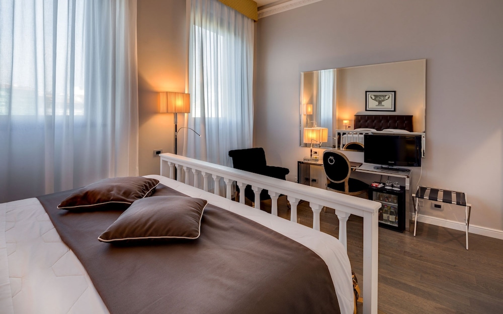 Superior Double Room thumbnail 5