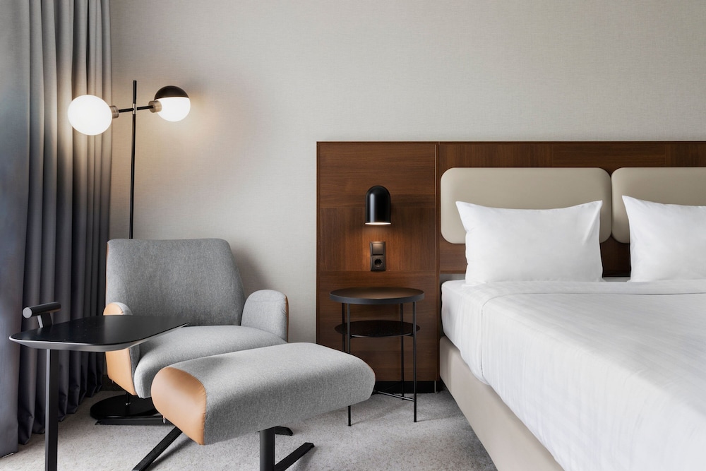 Superior Room, 1 King Bed, Courtyard View thumbnail 5
