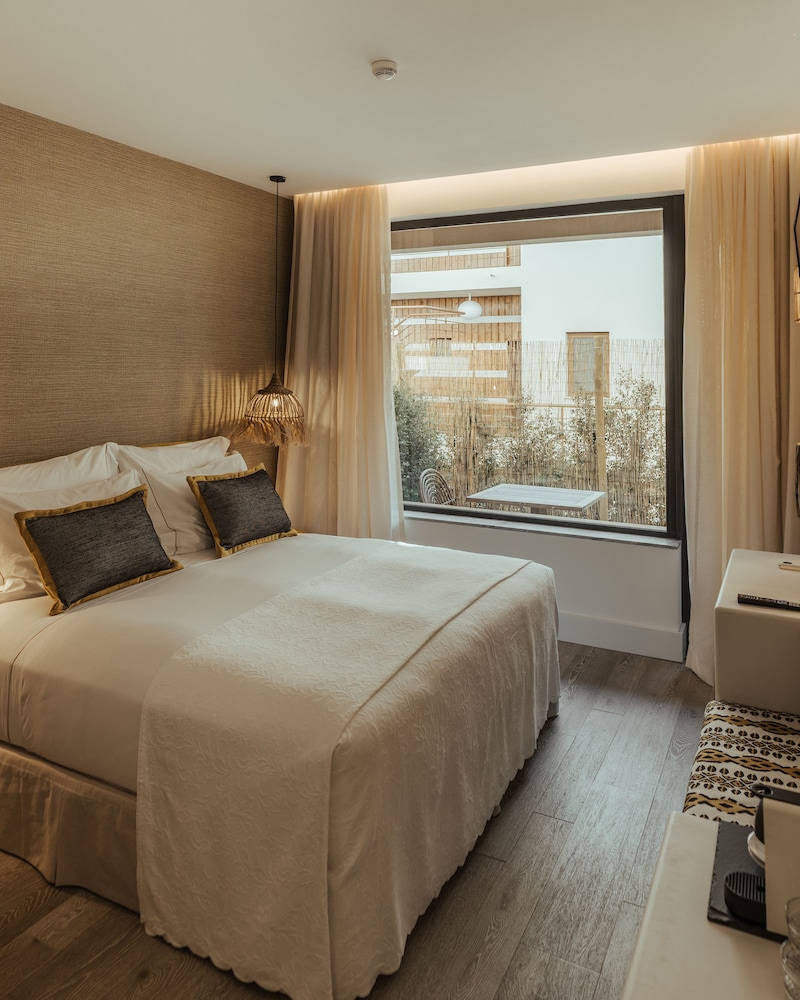 Superior Double or Twin Room, 1 King Bed, Courtyard View