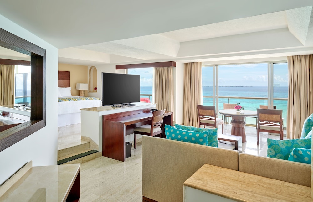 Infinite Ocean Front Two Bedroom Master Suite (1K+2Q) - Photo 3