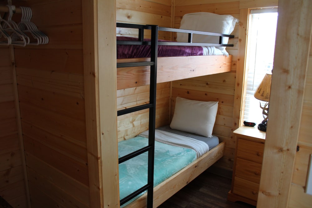 Two Bedroom Cabin with Kitchen photo 2