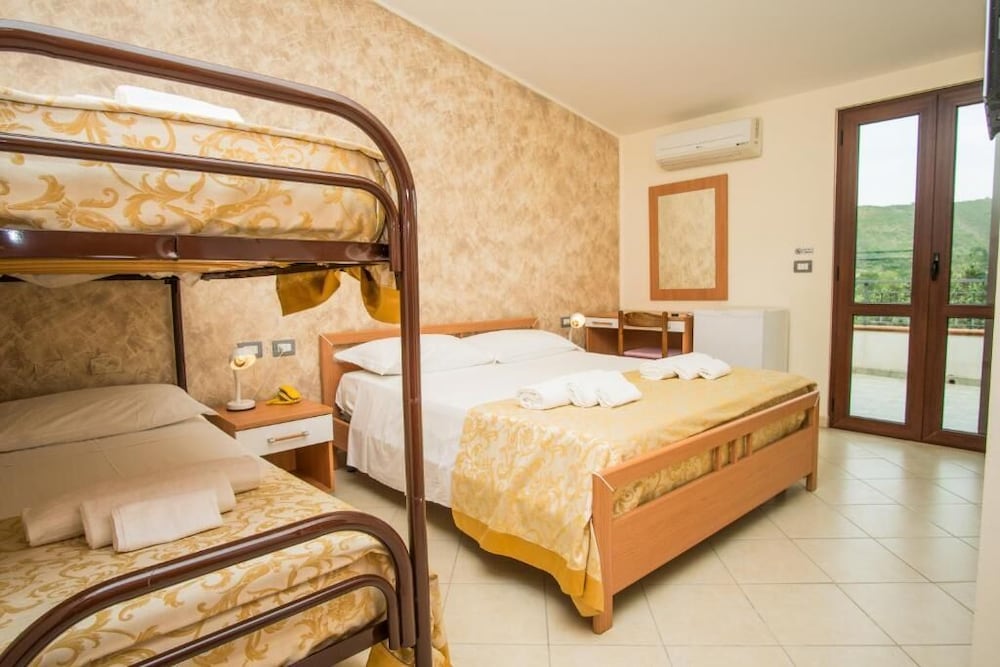 Classic Quadruple Room photo 1