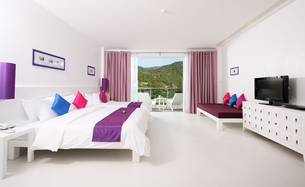 Deluxe Room, Bathtub, Pool View - Photo 1