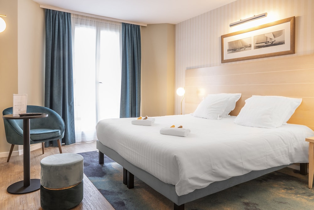 Room, 1 Double Bed, Marina View - Photo 5